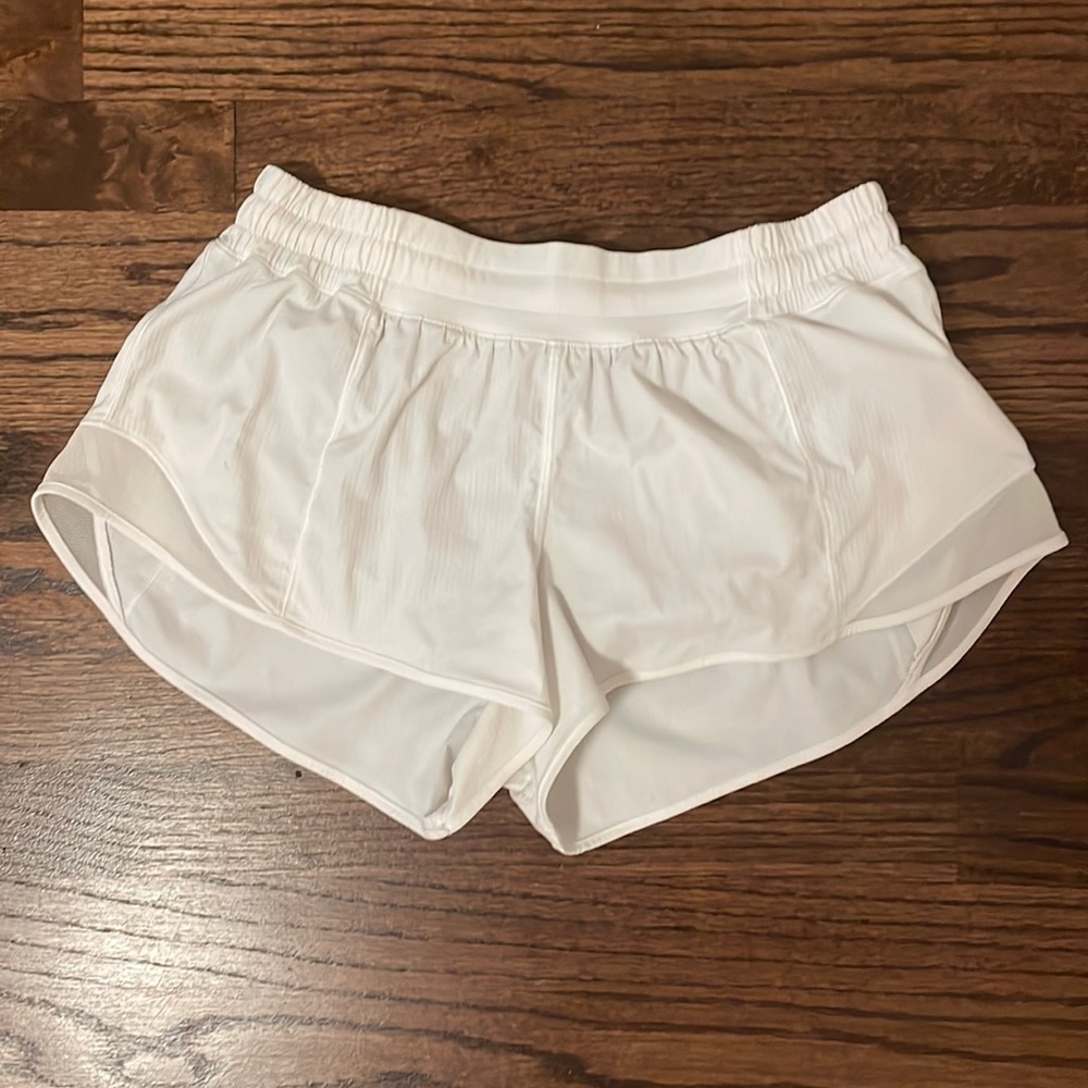 BRAND NEW CONDITION 2”5 lululemon white hotty hot shorts